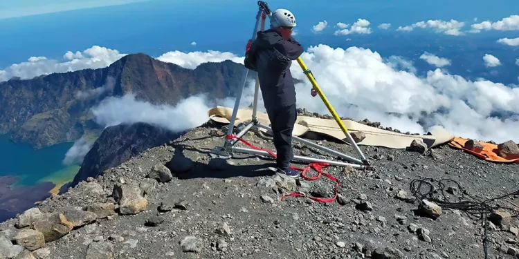 Hallan cuerpo de alpinista israelí 3 días después de su caída en Indonesia