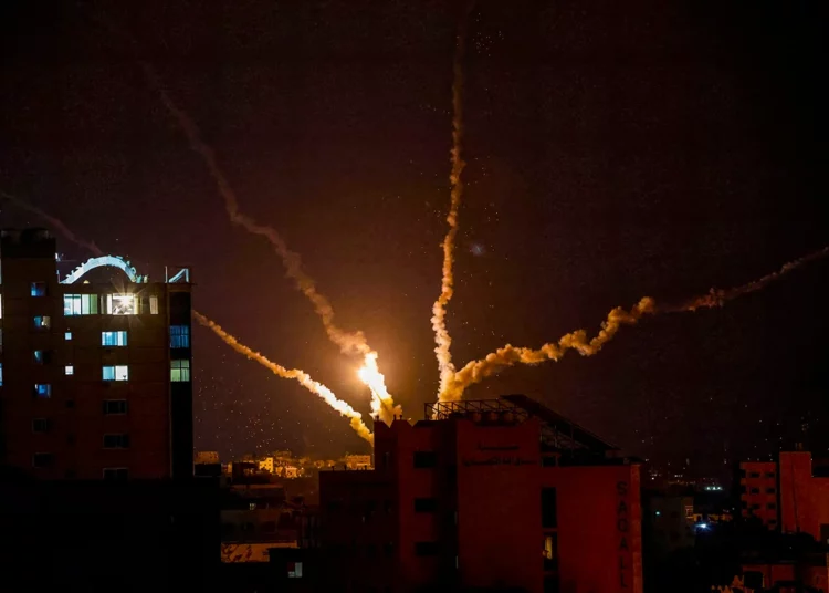 Residentes del sur de Israel pasan la noche en refugios antibomba