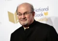 EE. UU. condena la “despreciable” cobertura iraní del apuñalamiento de Salman Rushdie