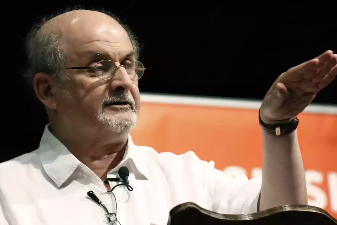 Los medios iraníes celebran el apuñalamiento del “apóstata” Salman Rushdie
