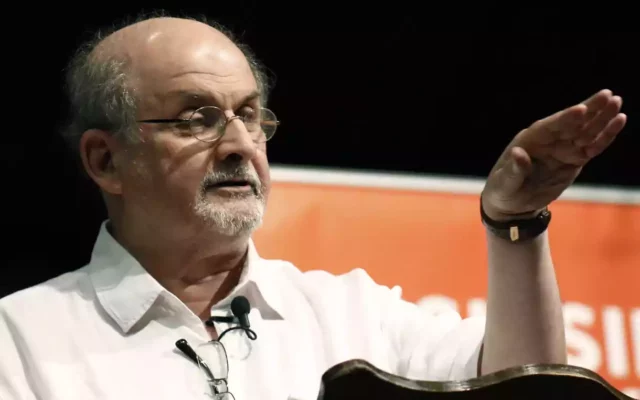 Los medios iraníes celebran el apuñalamiento del “apóstata” Salman Rushdie