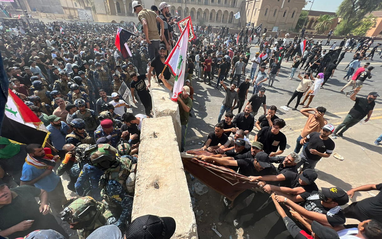 Tensiones en Irak avivan las protestas por la ocupación del parlamento