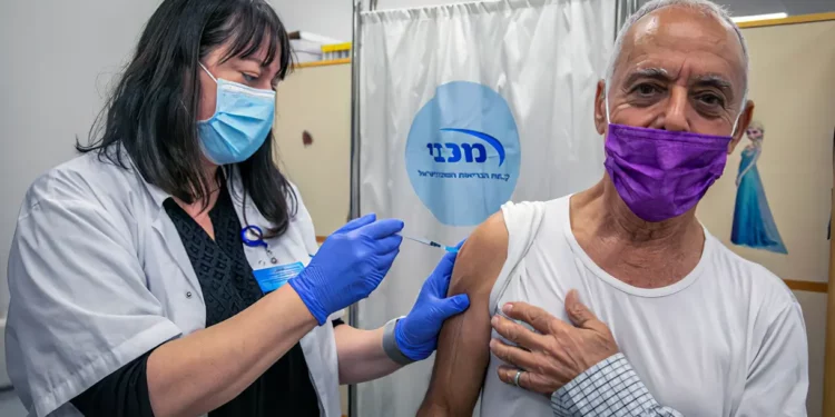 Israel se prepara para ola combinada de gripe y el COVID