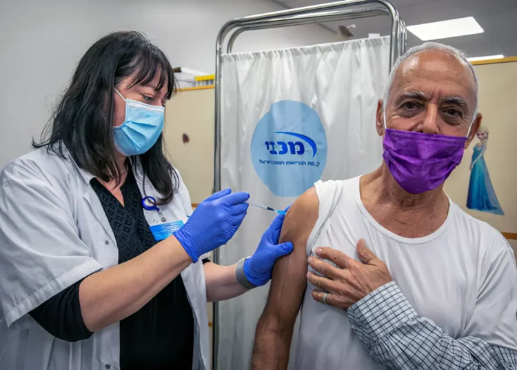 Israel se prepara para ola combinada de gripe y el COVID
