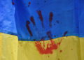Mercenario ruso juega con cráneo de un soldado ucraniano y dice que la convertirá en copa