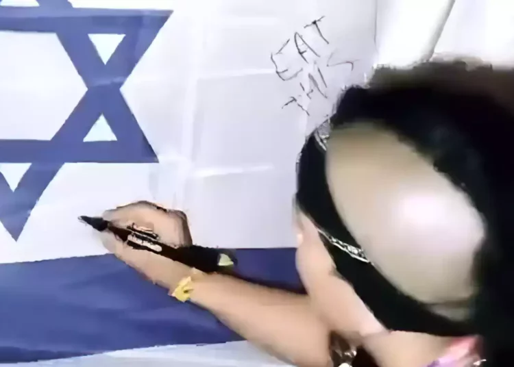 Banda española vandaliza la bandera israelí en un festival de música y sube el vídeo a Instagram