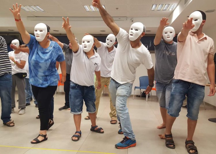 Organización de teatro comunitario promueve la confianza en los israelíes