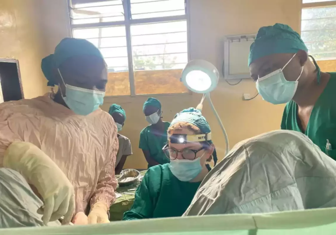 Médico israelí salva la vida de una niña embarazada de 12 años en Uganda