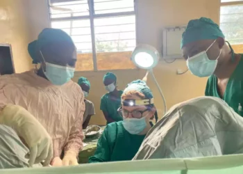 Médico israelí salva la vida de una niña embarazada de 12 años en Uganda