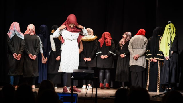 Organización de teatro comunitario promueve la confianza en los israelíes