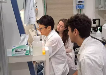 Médicos critican al gobierno por cerrar las facultades de medicina estadounidenses en Israel