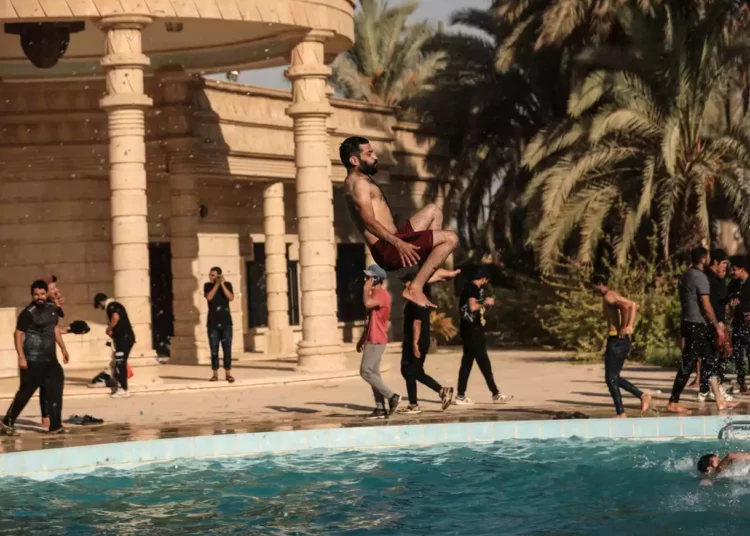 Manifestantes iraquíes organizan una fiesta en la piscina del Palacio Presidencial