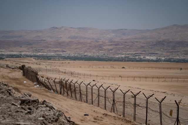 Las FDI incautan 26 pistolas a un contrabandista de armas en la frontera con Jordania