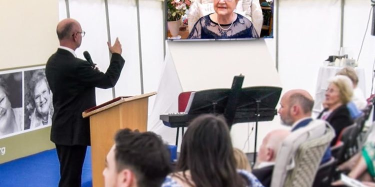 La fundadora del Centro del Holocausto británico habla en su propio funeral con tecnología de IA