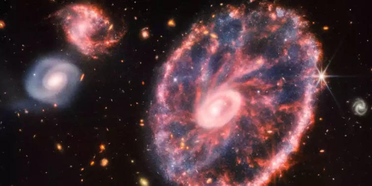 El telescopio Webb capta la colorida galaxia Cartwheel a 500 millones de años luz