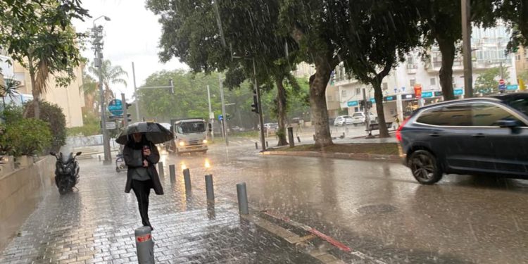 Las lluvias en Israel provocan inundaciones en pleno verano