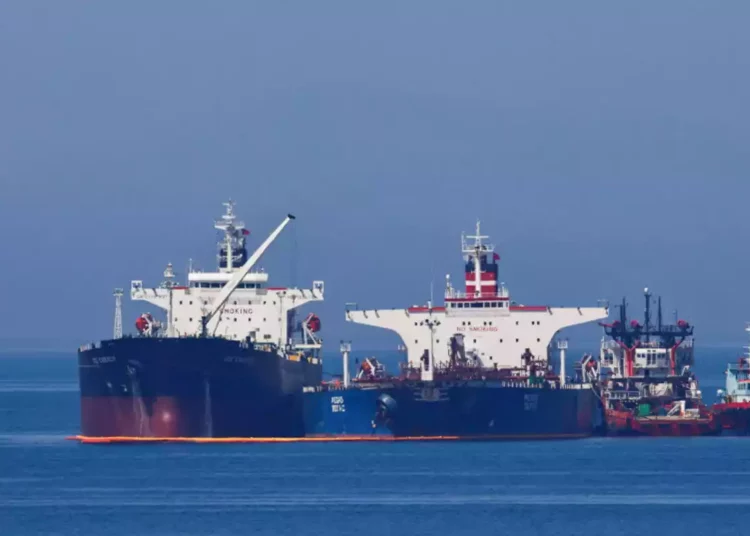 Petrolero iraní recupera el petróleo incautado por EE.UU. y se dispone a salir de Grecia
