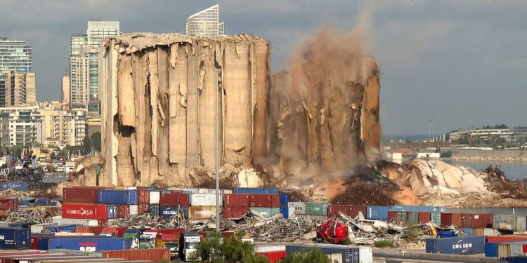 Por tercera vez: se derrumban los silos dañados por la explosión en el puerto de Beirut