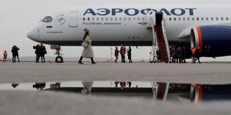 Las aerolíneas rusas se quedan sin pasajes de salida mientras Putin ordena llamar a reservistas