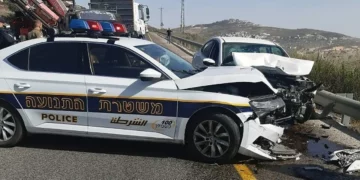 Islamista palestino embiste vehículo de la policía