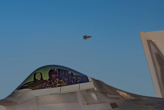 EE.UU. envía cazas F-22 a Australia para entrenar junto a los F-35A