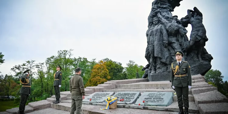 Zelensky visita el Memorial del Holocausto de Babyn Yar en su 81.º aniversario