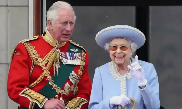El rey Carlos III se convierte en monarca tras la muerte de su madre, la reina Isabel II