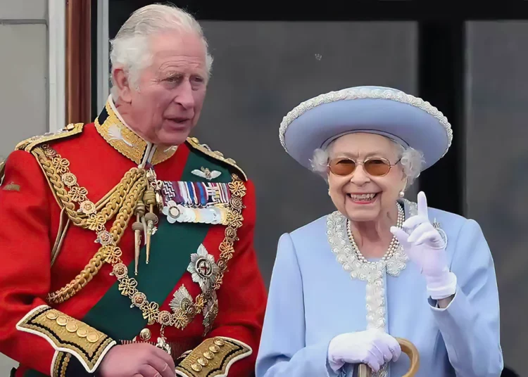 El rey Carlos III se convierte en monarca tras la muerte de su madre, la reina Isabel II
