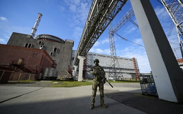 El 1 de mayo de 2022, un militar ruso patrulla una sección de la central nuclear de Zaporizhzhia en el territorio controlado por Rusia en el sureste de Ucrania. Foto de Associated Press