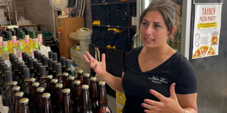 La primera mujer palestina que fabrica cerveza tiene éxito