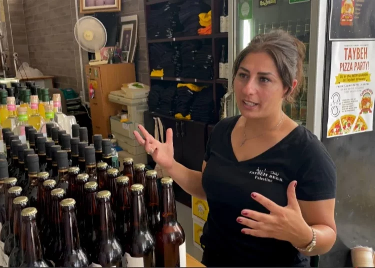 La primera mujer palestina que fabrica cerveza tiene éxito