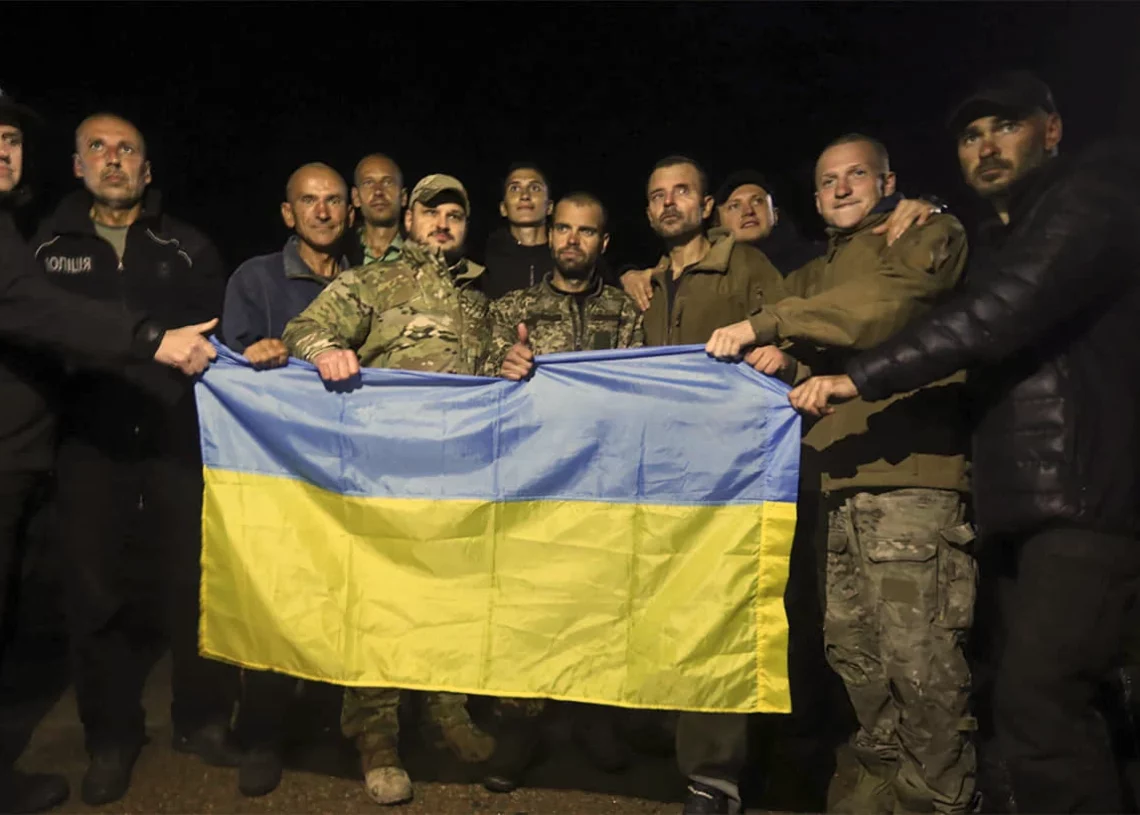 Rusia libera a 215 defensores de Mariupol en un canje por un aliado oligarca de Putin y otras 54 personas