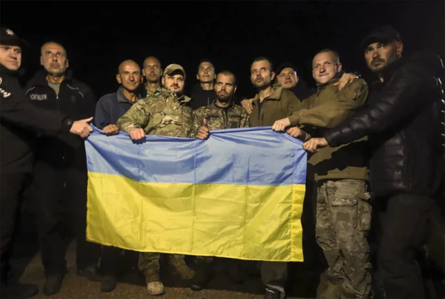 Rusia libera a 215 defensores de Mariupol en un canje por un aliado oligarca de Putin y otras 54 personas
