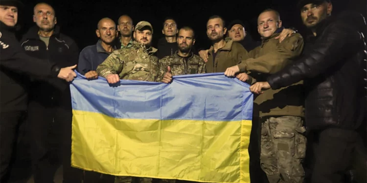Rusia libera a 215 defensores de Mariupol en un canje por un aliado oligarca de Putin y otras 54 personas