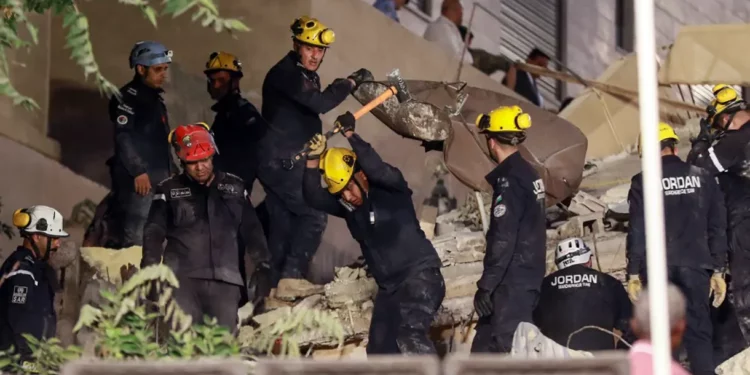 Cinco muertos y otros atrapados en el derrumbe de un edificio en Jordania