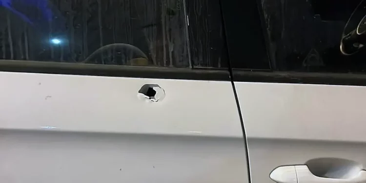 Islamistas palestinos disparan contra un vehículo israelí en Judea y Samaria