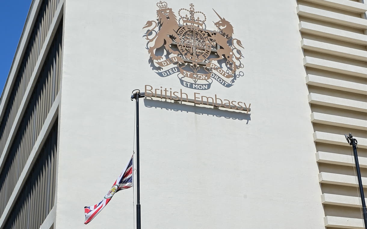 A partir de hoy, 9 de septiembre de 2022, la bandera británica que ondea sobre la embajada británica en Tel Aviv ha sido bajada a media asta en honor a la reina Isabel II. Imagen vía (Avshalom Sassoni/Flash90)