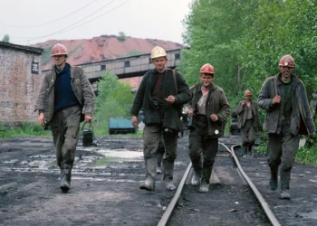Mineros del carbón caminando por el ferrocarril (Foto de Peter Turnley/Corbis/VCG vía Getty Images)
