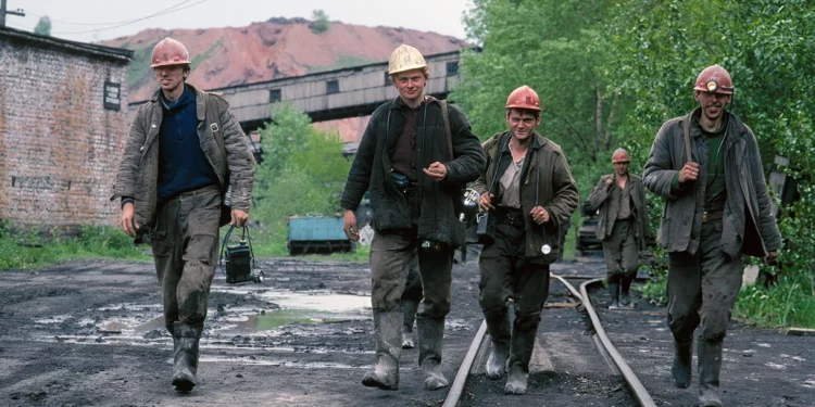 Mineros del carbón caminando por el ferrocarril (Foto de Peter Turnley/Corbis/VCG vía Getty Images)