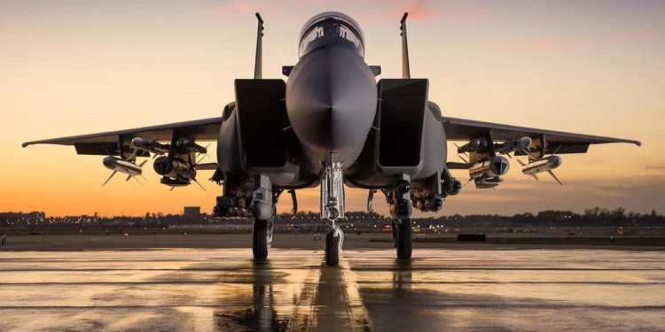 Nuevos F-15 Eagles, F/A-18 Super Hornets y Typhoons se dirigen a Oriente Medio