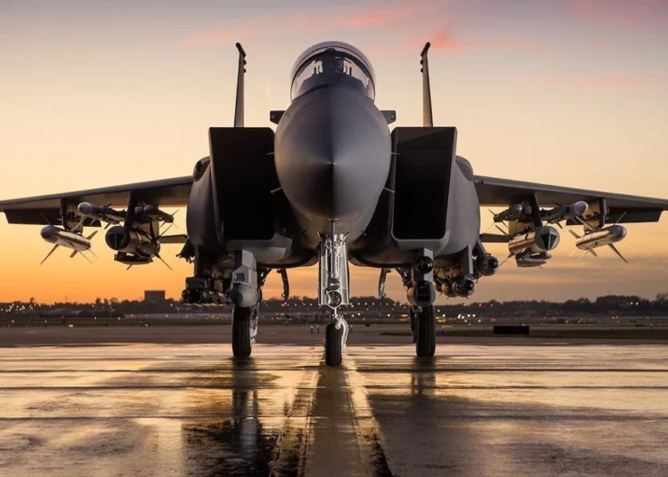 Nuevos F-15 Eagles, F/A-18 Super Hornets y Typhoons se dirigen a Oriente Medio