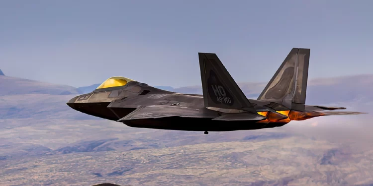 Por qué la USAF sólo tiene 186 cazas furtivos F-22 Raptor