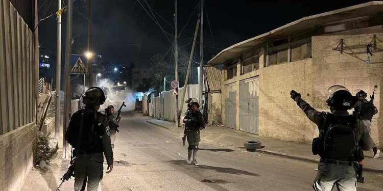 Islamistas palestinos atacan a las tropas israelíes en Jerusalén por segunda noche consecutiva