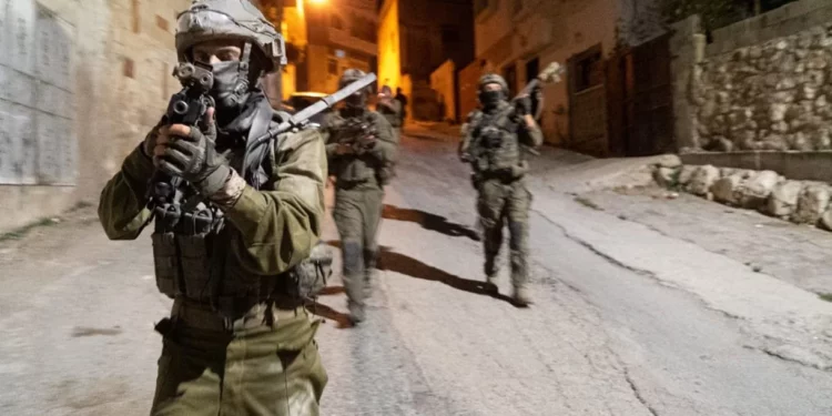 Las FDI detienen a 17 palestinos en una serie de redadas antiterroristas