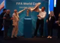 Irán exhibe el trofeo de la Copa Mundial de la FIFA durante la gira mundial del premio