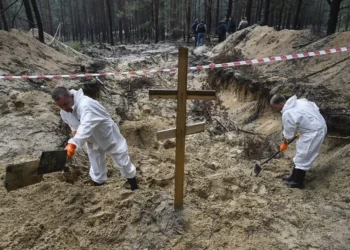 Ucrania halla fosas masivas y “centros de tortura” en zonas recuperadas de Rusia
