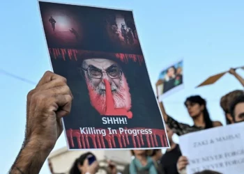Lanzan una bomba incendiaria contra la embajada de Irán en Atenas