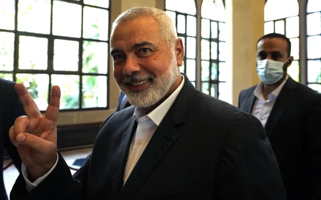 Serguéi Lavrov de Rusia se reúne en Moscú con el jefe del politburó de Hamás, Ismail Haniyeh