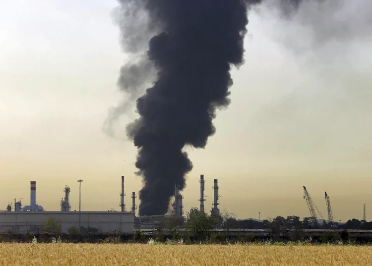 Explosión en refinería de petróleo clave en el suroeste de Irán