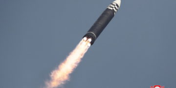 Vista general durante el disparo de prueba de lo que, según los medios estatales, es un "nuevo tipo" de misil balístico intercontinental (ICBM) norcoreano en esta foto sin fecha publicada el 24 de marzo de 2022 por la Agencia Central de Noticias de Corea (KCNA). KCNA vía REUTERS
